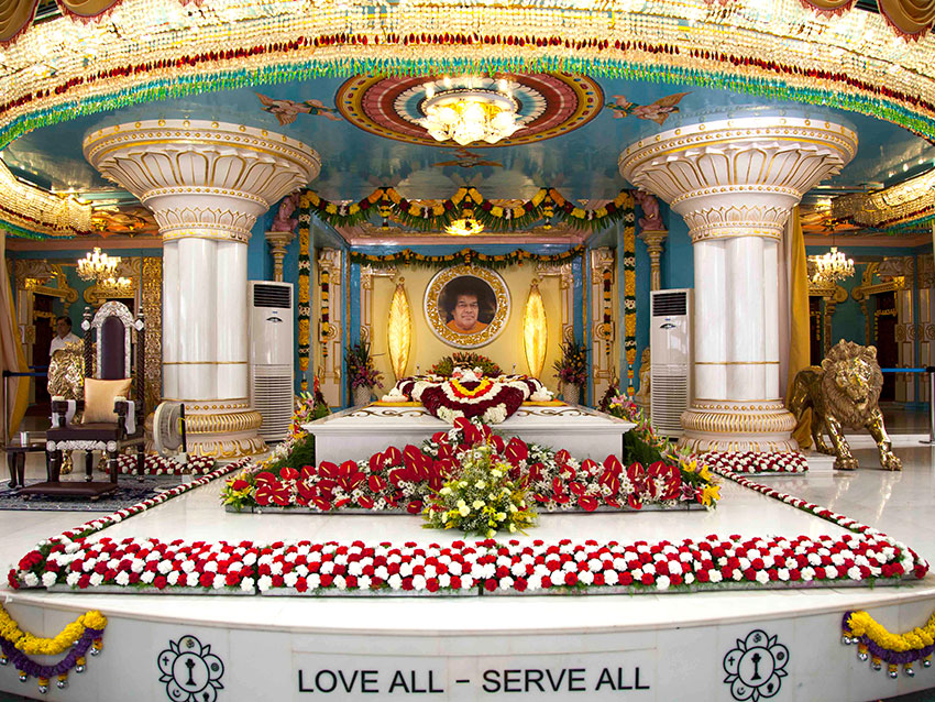 Prasanthi Nilayam Temple